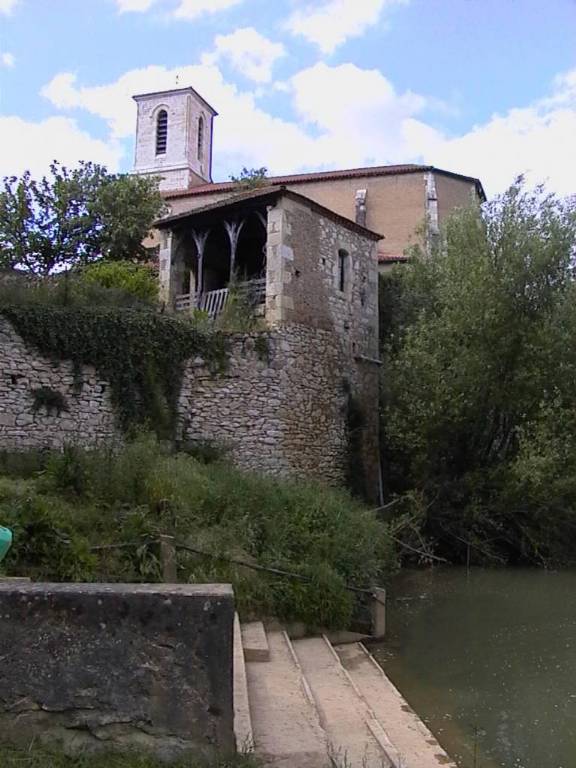 eob_Eglise BEAUCAIRE sur BAISE vue du Quai de la BAISE.JPG